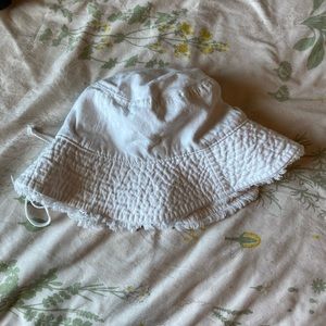 White summery bucket hat with fringe, size is adjustable